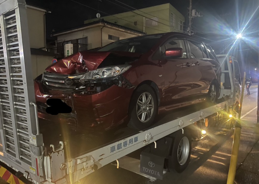 赤いレッカー車による事故車搬送の様子